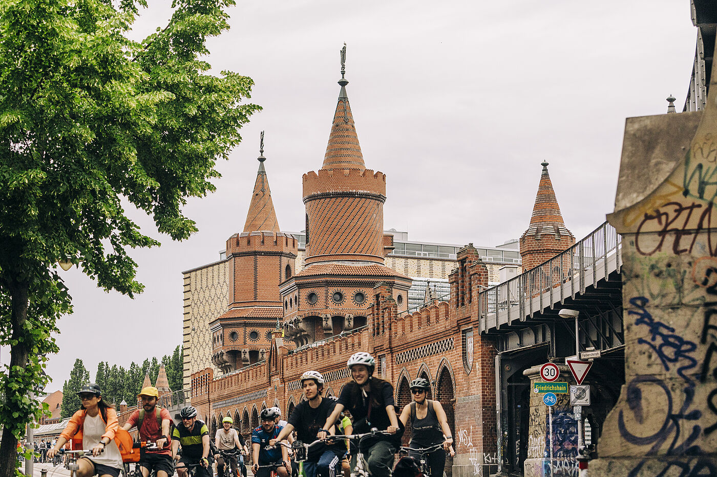 Radfahrende vor der Oberbaumbrücke in Berlin