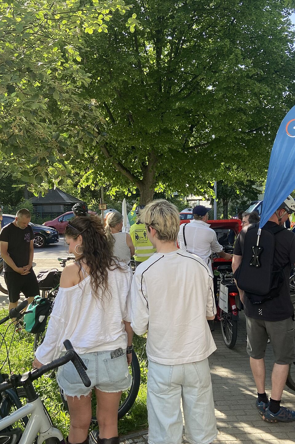 Fahrraddemo für Tempo 30 und sichere Radwege an der Marienfelder Allee in Berlin-Tempelhof, Kundgebung an der Bibliothek Marienfelde Fahrraddemo für Tempo 30 und sichere Radwege an der Marienfelder Allee in Berlin-Tempelhof, Kundgebung an der Bibliothek Marienfelde