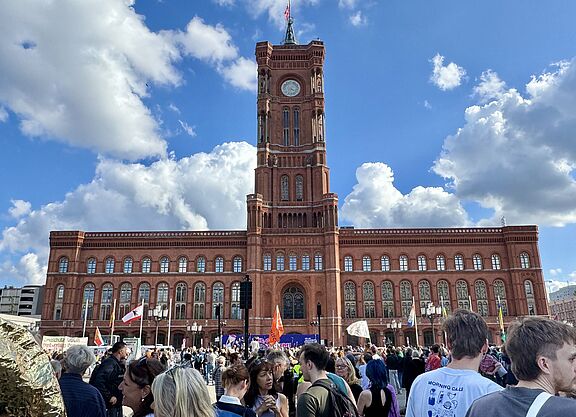 Sterndemo für eine gerechte Stadt und Mobilität für Alle Ein Menschenmenge mit Fahnen und Transparenten vor dem Roten Rathaus Berlin ist zu sehen.