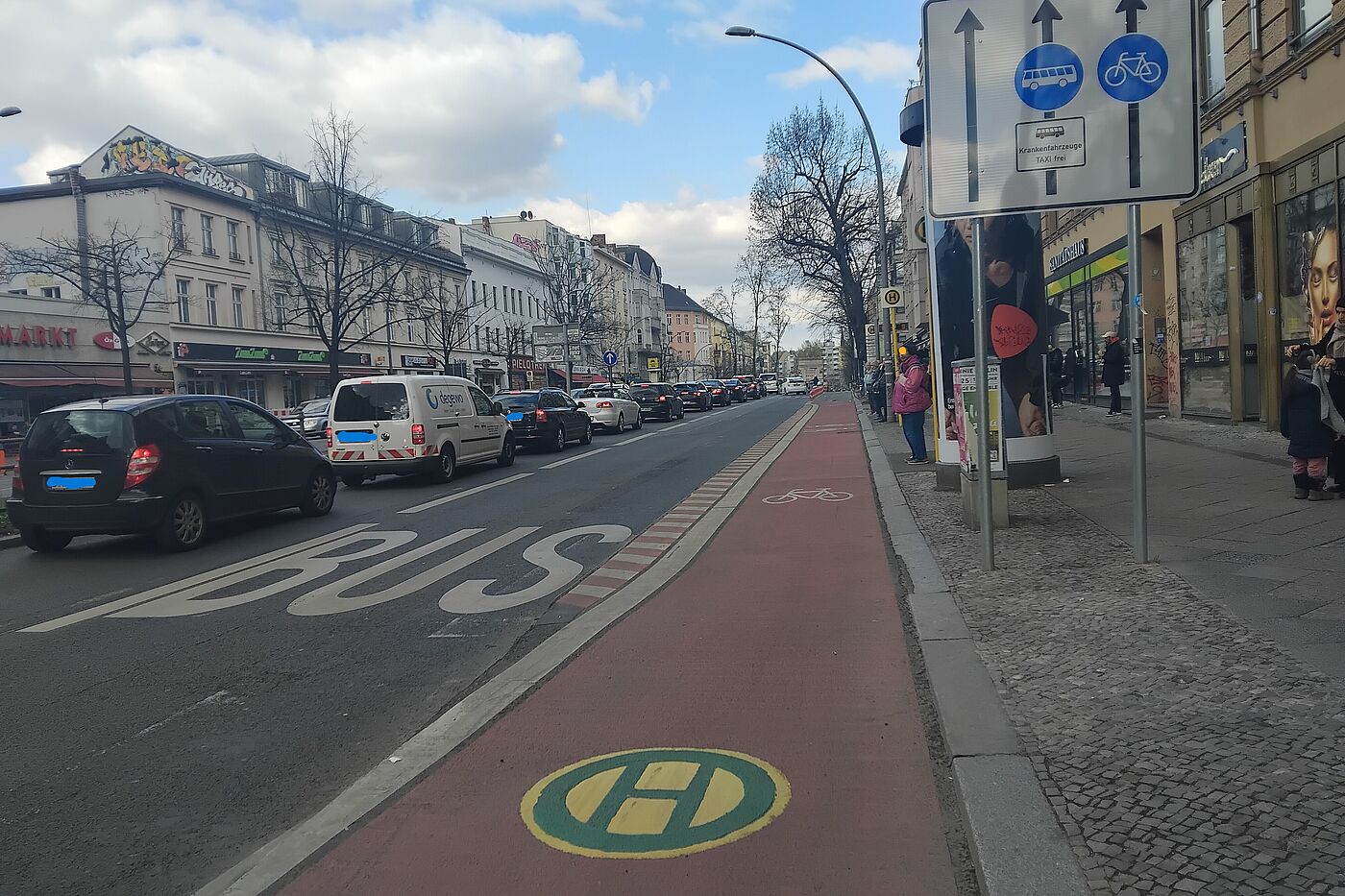Das Bild zeigt eine Aufteilung des Straßenraums von links nach rechts in eine Fahrspur für den Kfz-Verkehr, ein Bussonderfahrstreifen, ein Radfahrstreifen und daneben der Wartebereich einer Haltestelle.