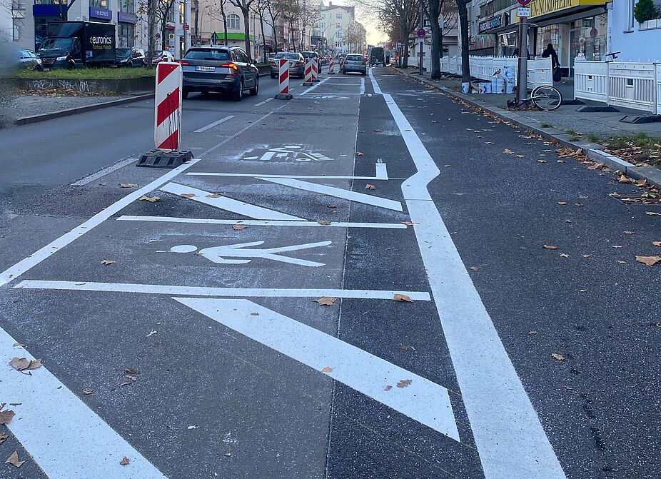 Markierungen für eine Fußquerung und für einen geschützten Radweg auf der Grunewaldstraße auf der Höhe der Löcknitz-Grundschule Markierungen für eine Fußquerung und einen geschützten Radweg auf der Grunewaldstraße