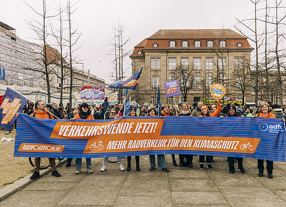 ADFC beim Klimastreik am 1. März 2024 Der ADFC beim Klimastreik mit "Verkehrswende jetzt"-Banner