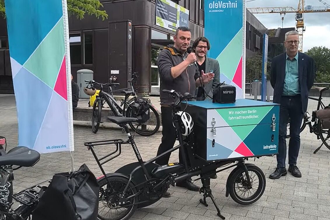 Geschäftsführer der InfraVelo GmbH, Michael Fugel, Stadtrat für Verkehr, Urban Aykal und der 'Präsident der Freien Universität, Prof. Dr. Dr. h. c. Günter M. Ziegler
