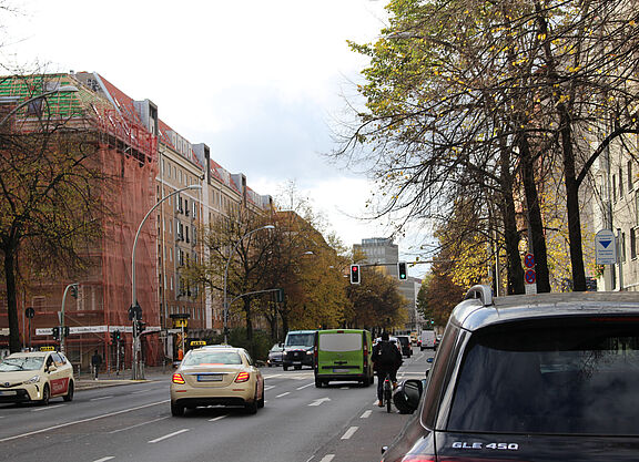 Torstraße 2025 Berliner Stadtstraße mit Wohngebäuden, Kfz und einem Radfahrer