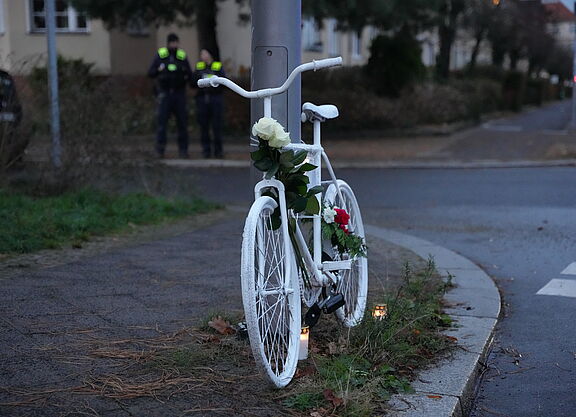 weißes Geisterrad mit Blumen