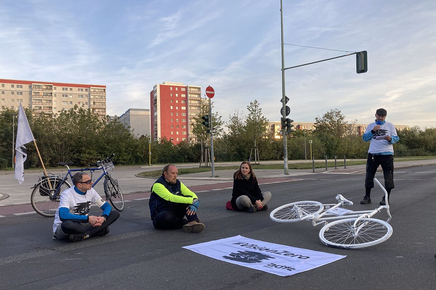 Gedenken an eine verstorbene Radfahrerin Am U-Bahnhof Kaulsdorf Nord wurde am 18. Oktober 2023 ein Geisterrad aufgestellt. Hier war Ende September eine Radfahrerin verunglückt