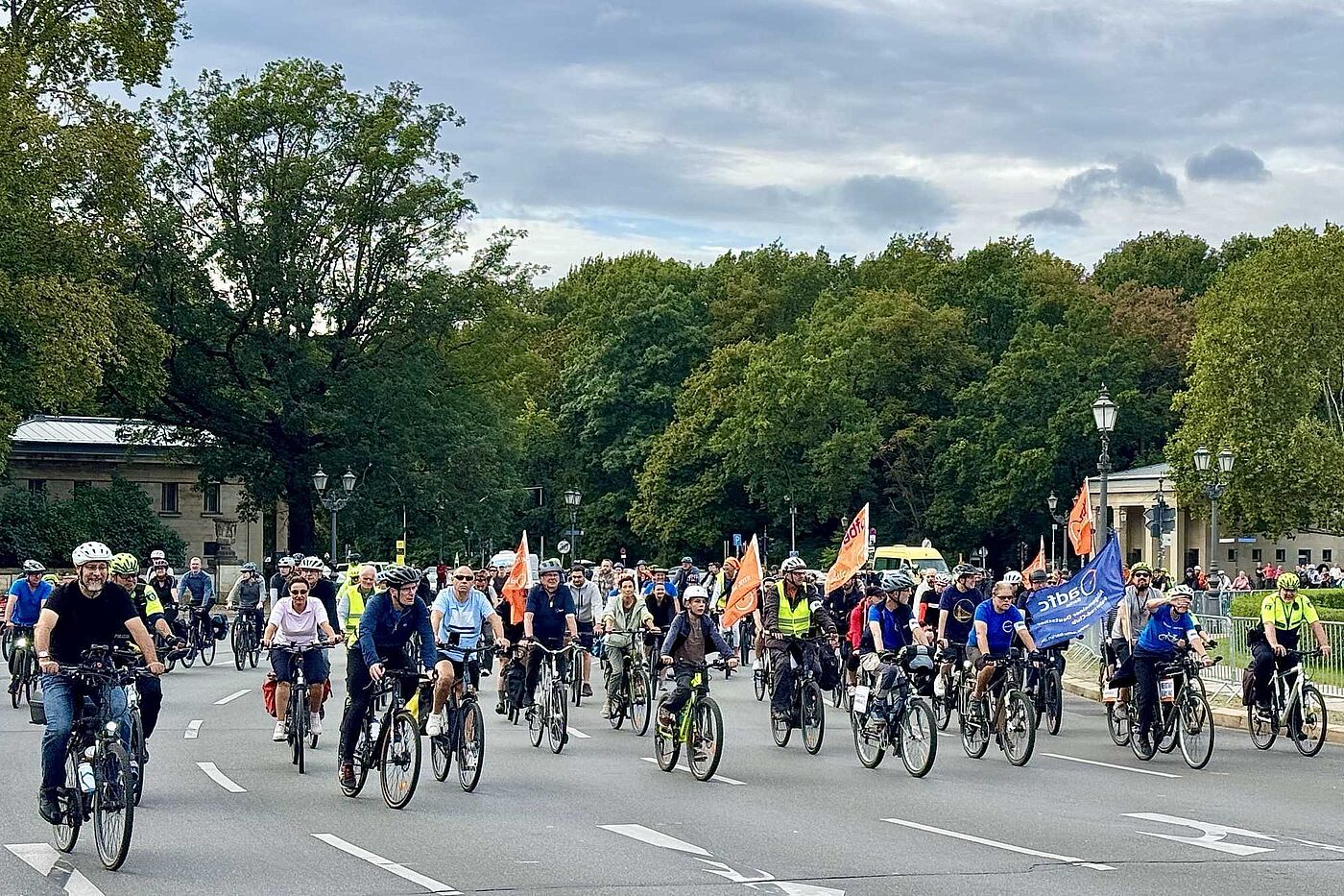 ADFC-Kreisfahrt 2026 Radfahrende bei Demonstration mit Fahnen