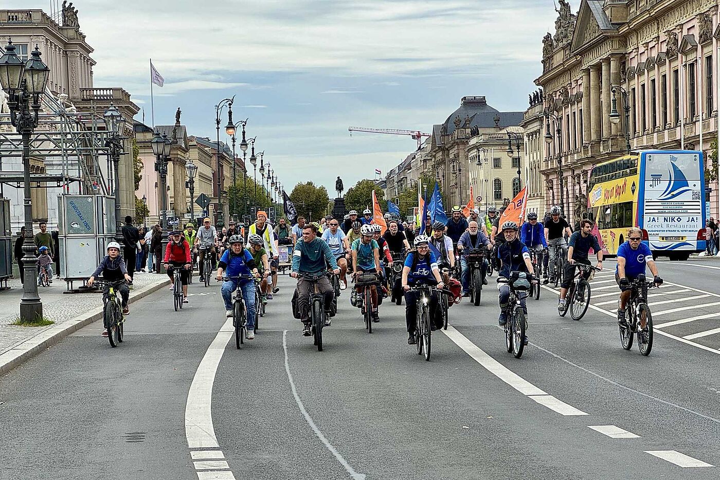 ADFC-Kreisfahrt 2026 Radfahrende bei einer Demonstration mit Fahnen auf der Straße