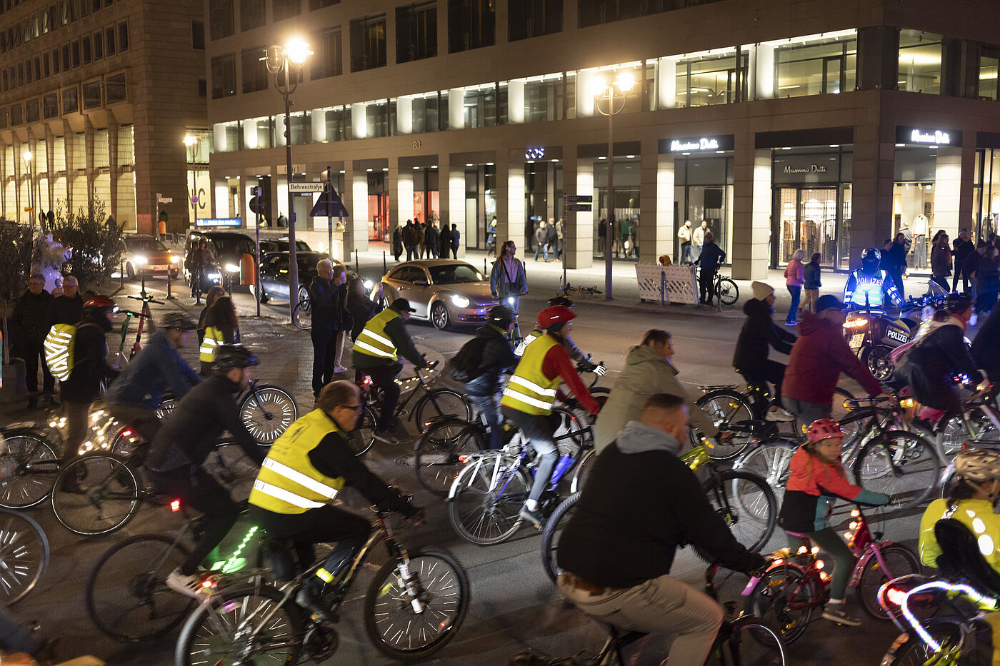 Lichterfahrt 2024 Radfahrende mit bunten Lichtern und Warnwesten bei der Lichterfahrt in Berlin
