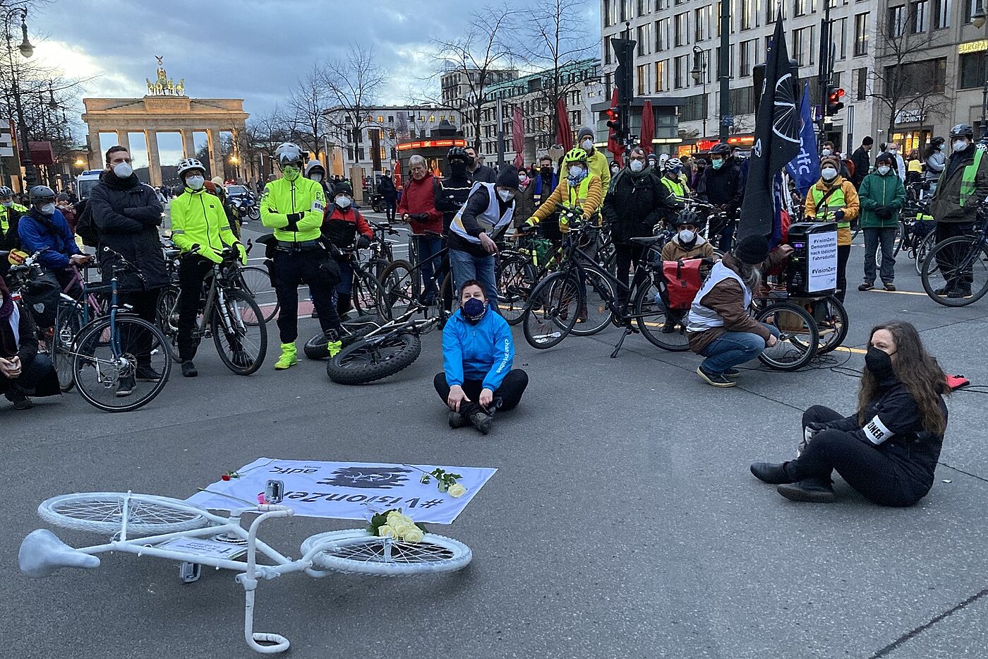 Geisterradaufstellung nahe Brandenburger Tor