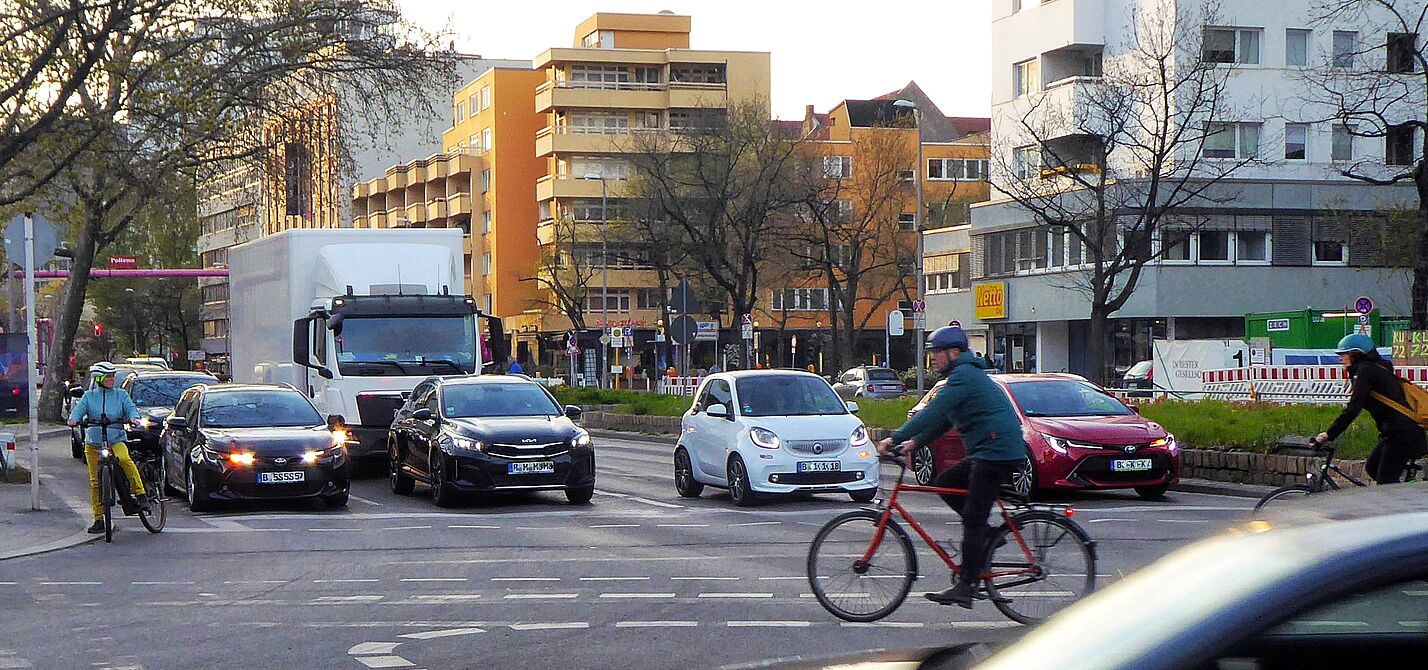 Auf der Fahrbahn am Lützowplatz fahren viele Autos. Für die drei Radfahrenden auf dem Foto ist kaum Platz. 