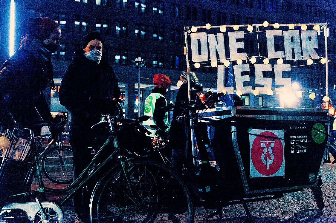"One Car Less" mit der fLotte Berlin auf der ADFC-Lichterfahrt