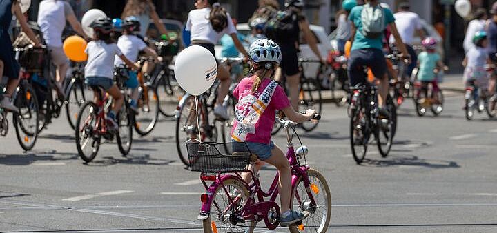 Kinder bei einer Fahrraddemo