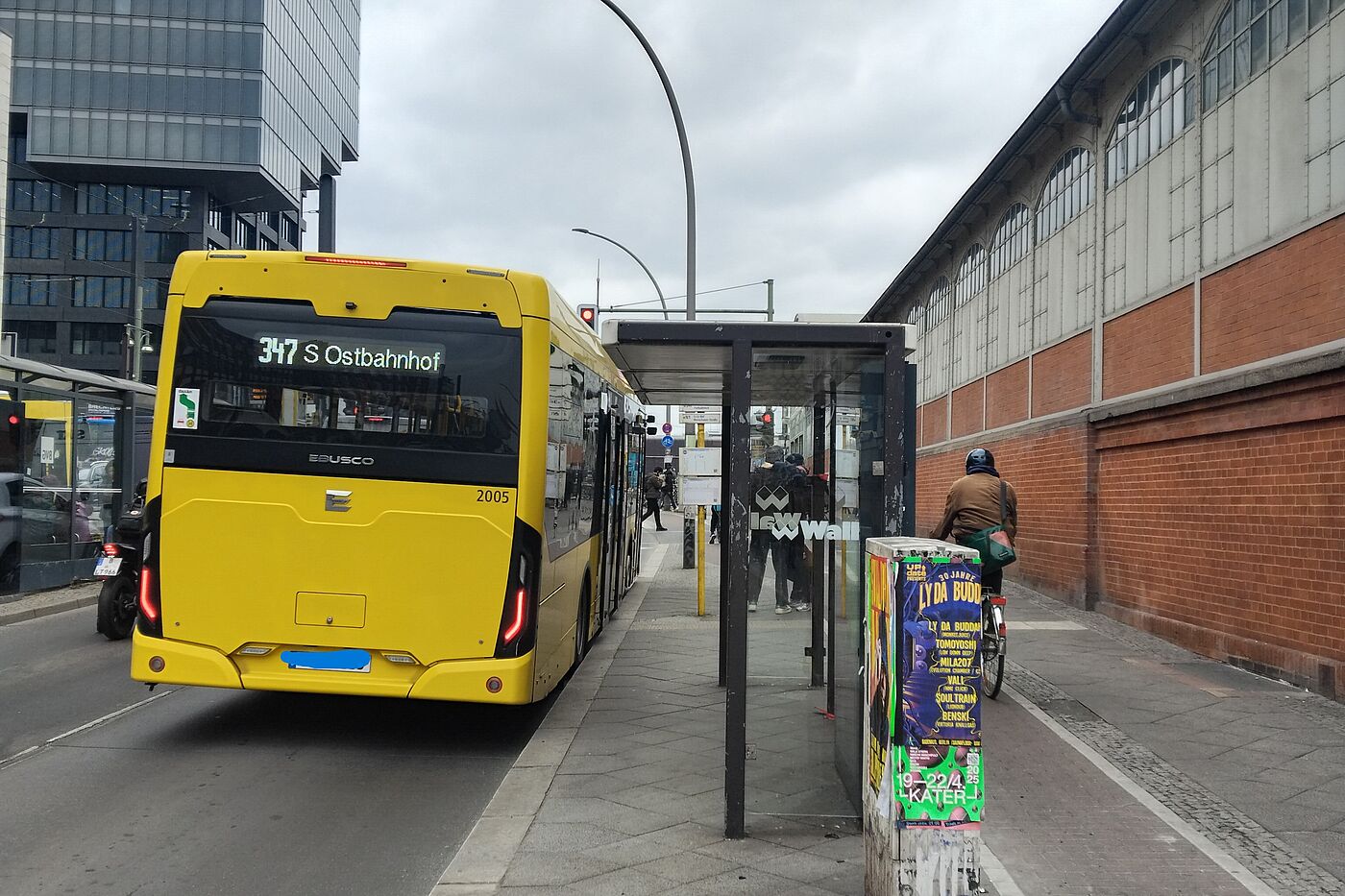 Ein Bus hält an einem Wartehäuschen. Der Radweg verläuft ohne Sicherheitsabstand direkt hinter dem Wartehäuschen