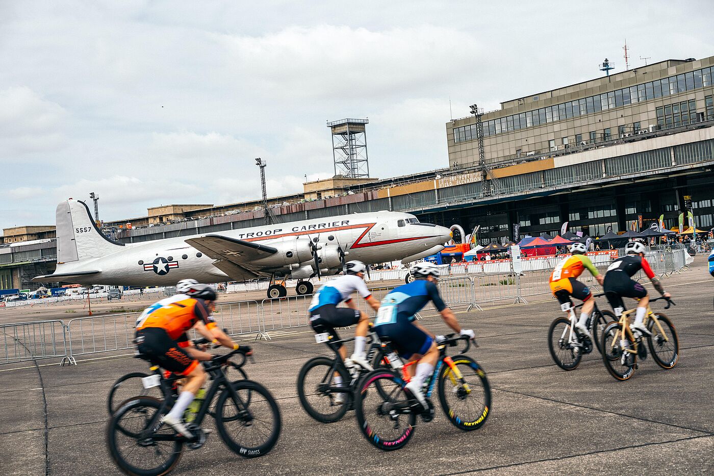 Airfield Race VELO Rennradfahrer auf dem ehemaligen Flughafen Tempelhof