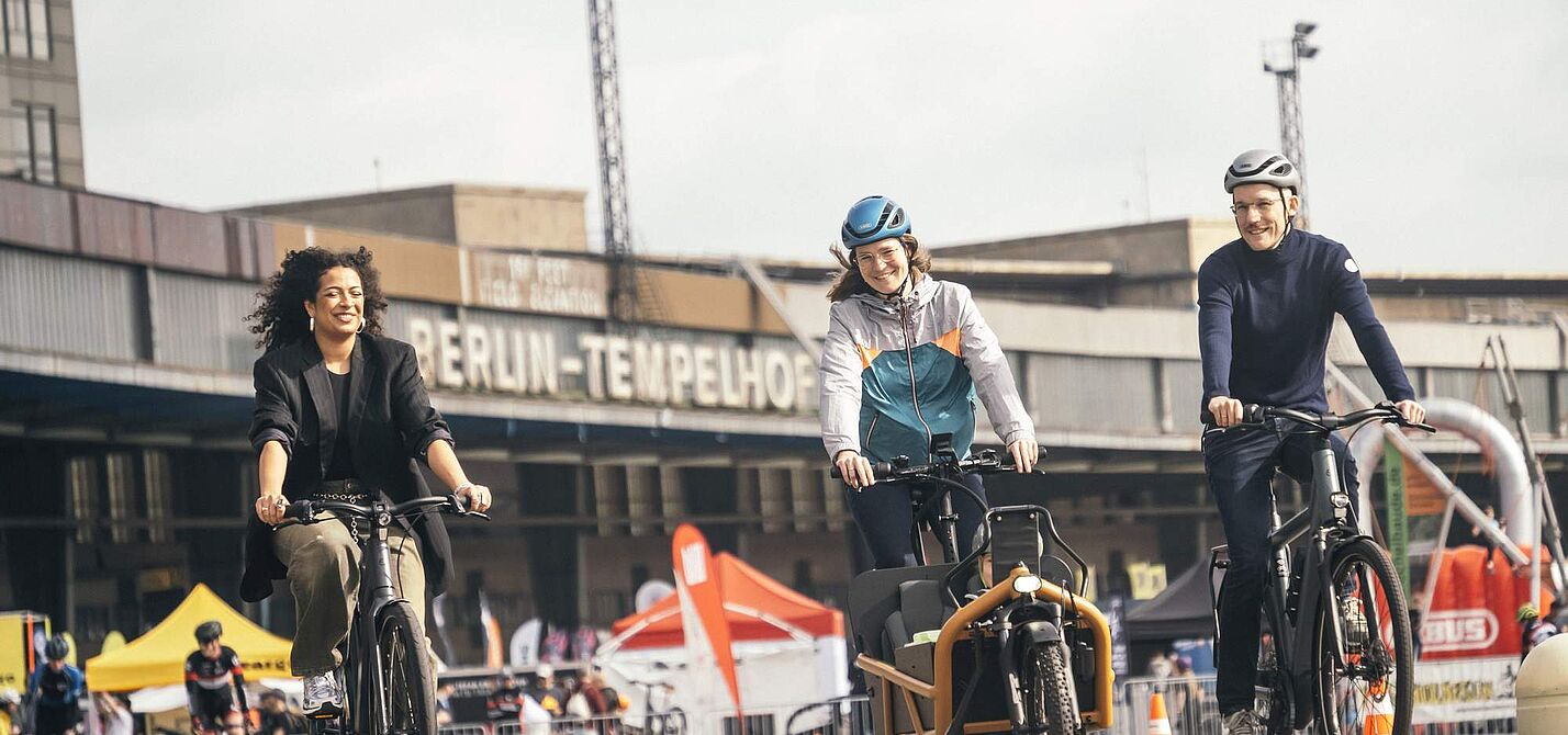 VELOBerlin Menschen auf Fahrrädern vor dem Flughafen Tempelhof in Berlin