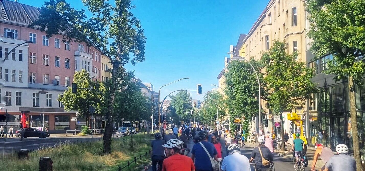 Fahrraddemo auf der Schöneberger Hauptstraße Radfahrende bei einer Fahrraddemo auf der Schöneberger Hauptstraße