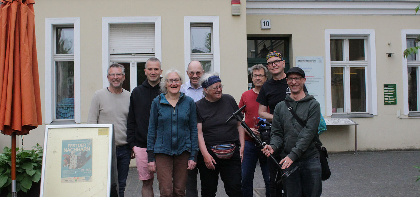 STG Pankow im Mai 2025 8 Menschen vor dem Eingang zum Stadtteilzentrum Pankow