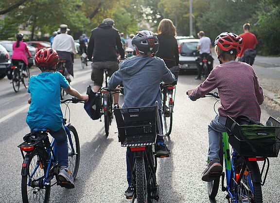 Kinder auf Fahrraddemo