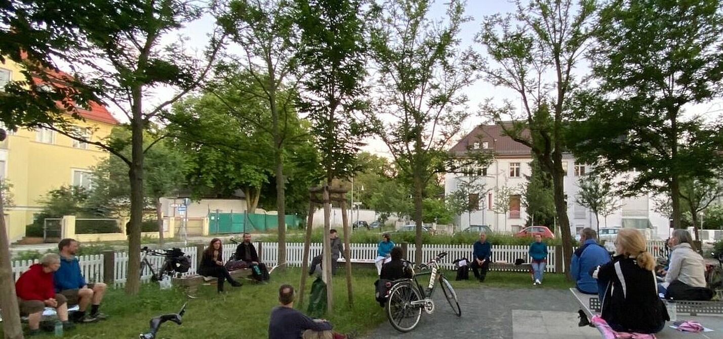 Treffen der Stadtteilgruppe im Park während Coronazeiten
