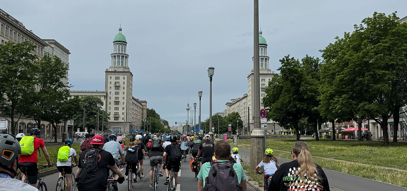 Radfahrende auf der Frankfurter Allee