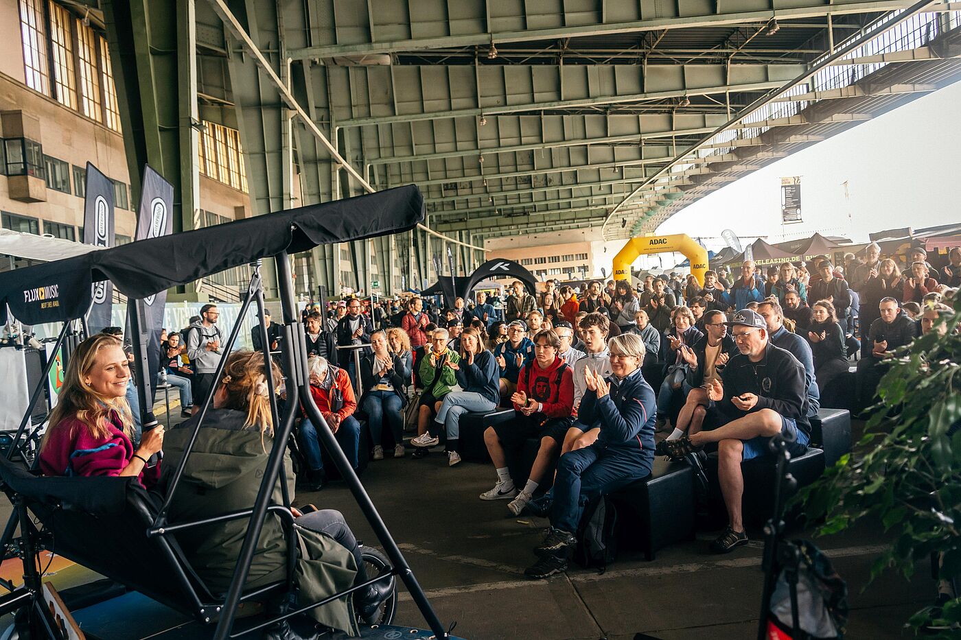 Vortrag VELO Berlin Menschen hören einem Vortrag bei der VELO im ehemaligen Flughafen Tempelhof zu