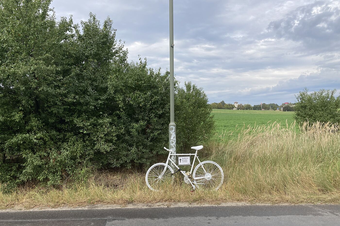Geisterrad in der Elsenstraße Ein weiß lackiertes Fahrrad erinnert in der Elsenstraße an einen verstorbenen Fahrradfahrer