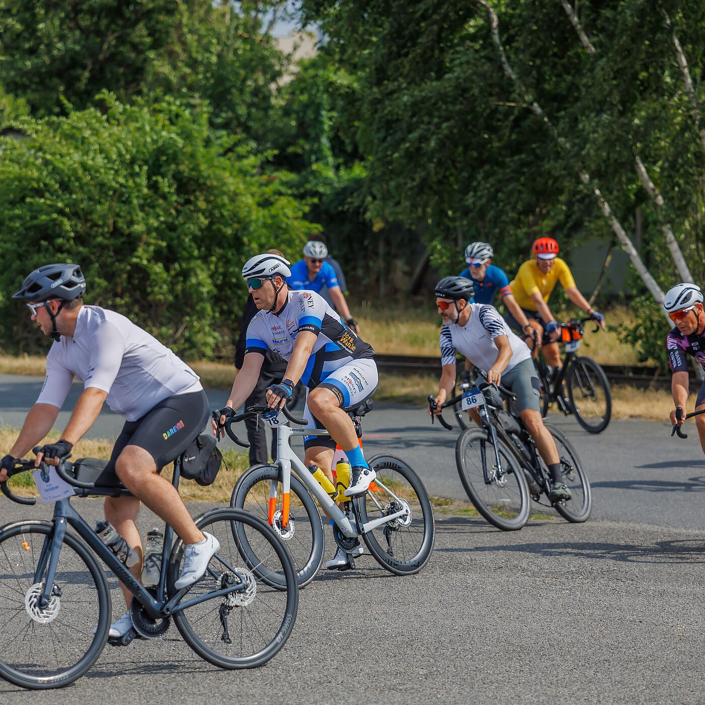 Radfahrende auf Rennrädern auf dem Tempelhofer Feld
