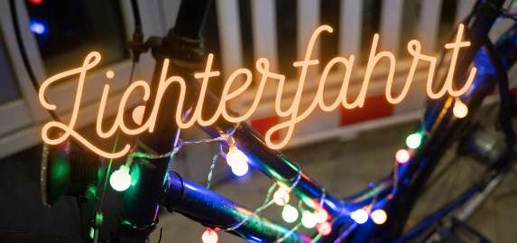 Glitzern für mehr Verkehrssicherheit auf der ADFC-Lichterfahrt 