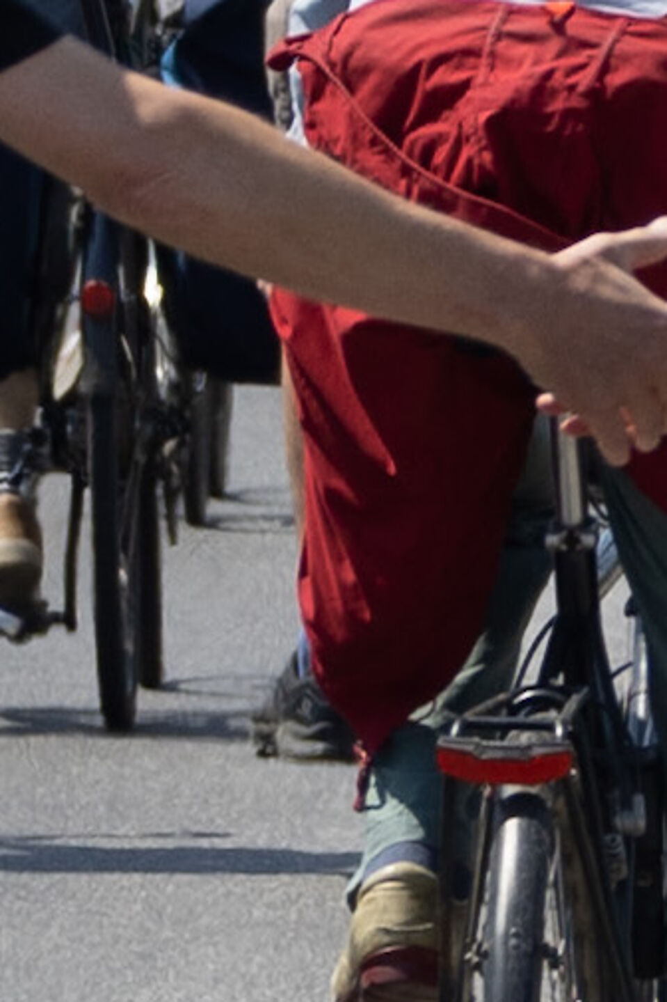 Sternfahrt 2023 Autobahn Radfahrende halten sich bei der Sternfahrt 2023 an den Händen