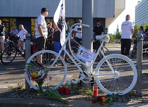 ein weißes Geisterrad für eine verstorbene 26-jährige Radfahrerin