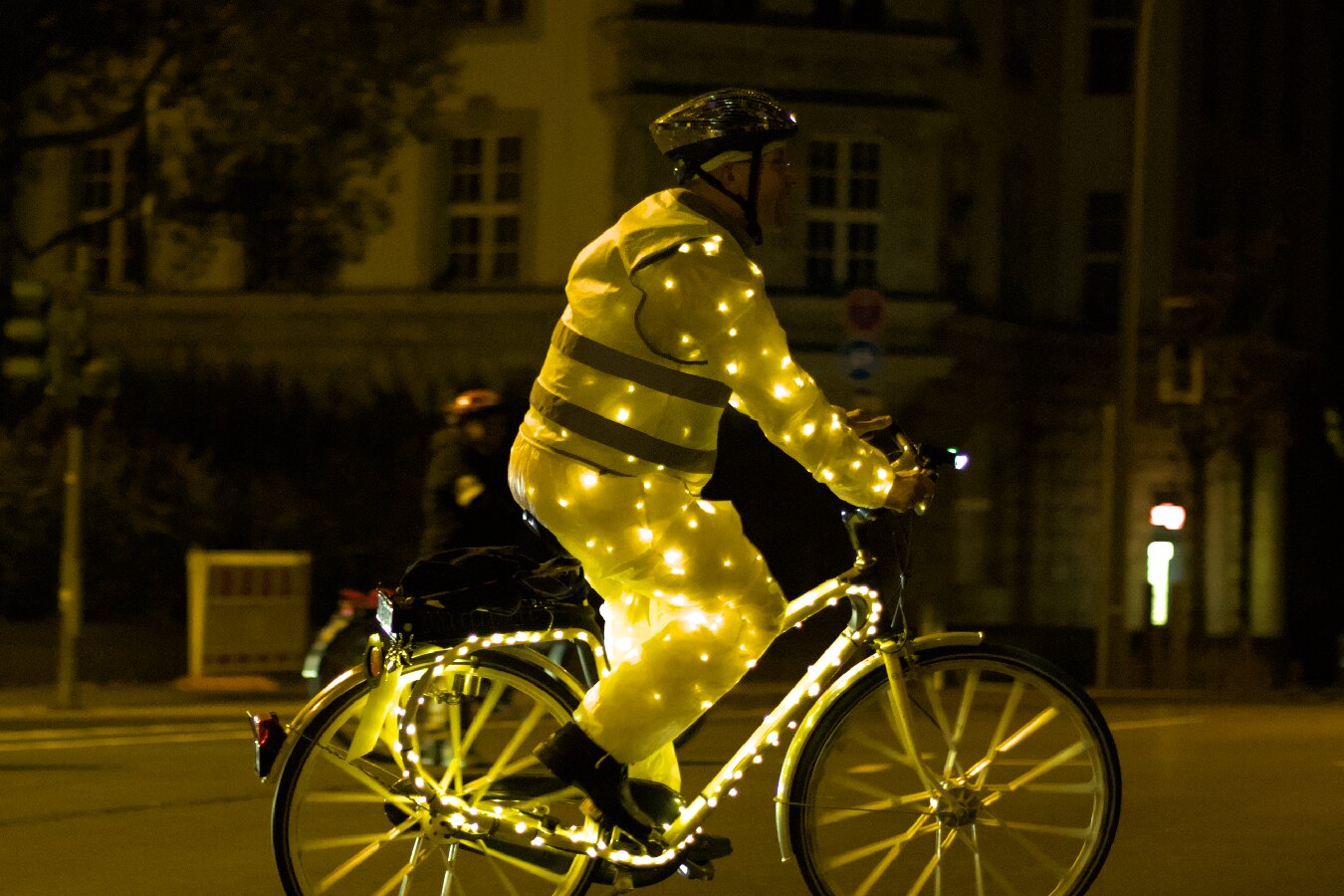 Lichterfahrt 2024 Fahrradfahrer mit Lichterkette