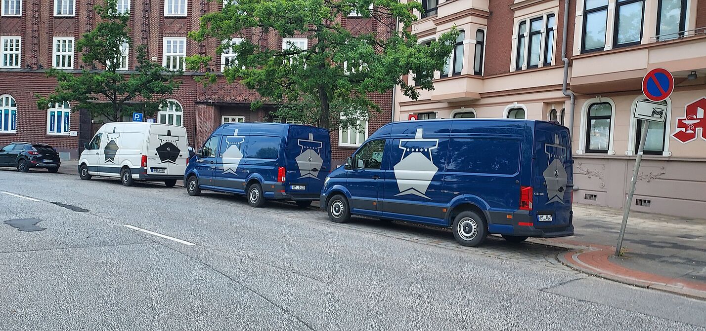 Hier sieht man 3 Firmenwagen, der vierte passte nicht aufs Foto. Ein Beispiel für kostenloses Parken von Betriebsfahrzeugen