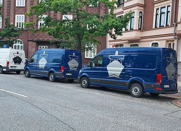 Hier sieht man 3 Firmenwagen, der vierte passte nicht aufs Foto. Ein Beispiel für kostenloses Parken von Betriebsfahrzeugen