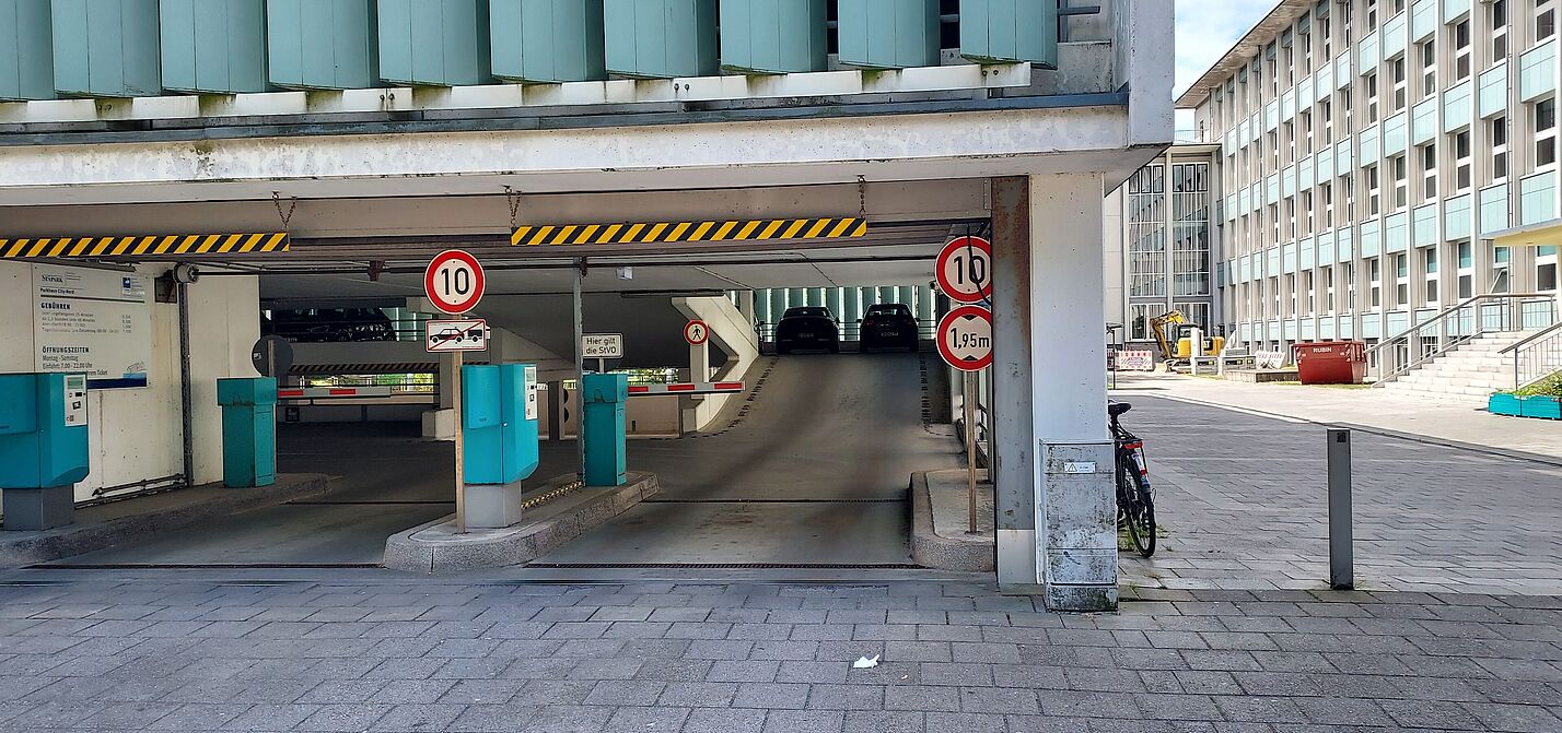 Parkhaus Rampenstraße. Wo sollen hier Fahrradboxen sein? Parkhaus Rampenstraße. Wo sollen hier Fahrradboxen sein?
