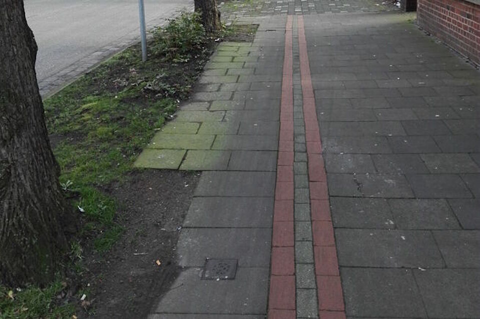 Katastrophaler Radweg auf der Georg Seebeckstraße Katastrophaler Radweg auf der Georg Seebeckstraße