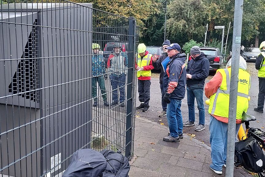 Heinfried Becker mit Interessierten vor einer Wärmepumpe in der Ellhorner Straße Heinfried Becker mit Interessierten vor einer Wärmepumpe in der Ellhorner Straße