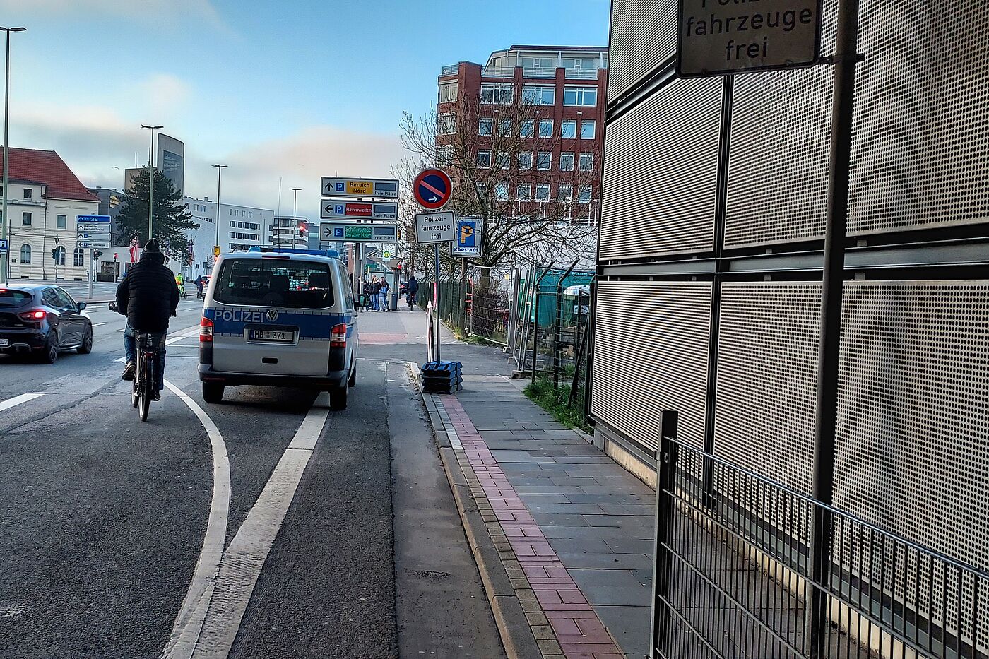 Blockade des Radfahrstreifens auf der Westseite der Columbusstraße