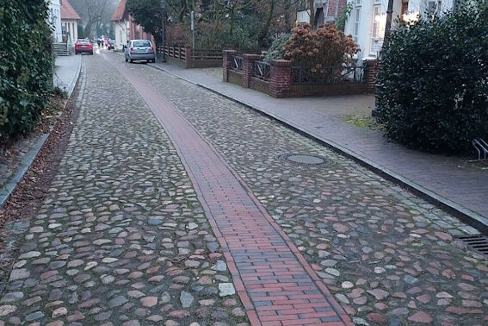 Asphaltband in Kopfsteinpflasterstraßen Asphaltband in Kopfsteinpflasterstraßen