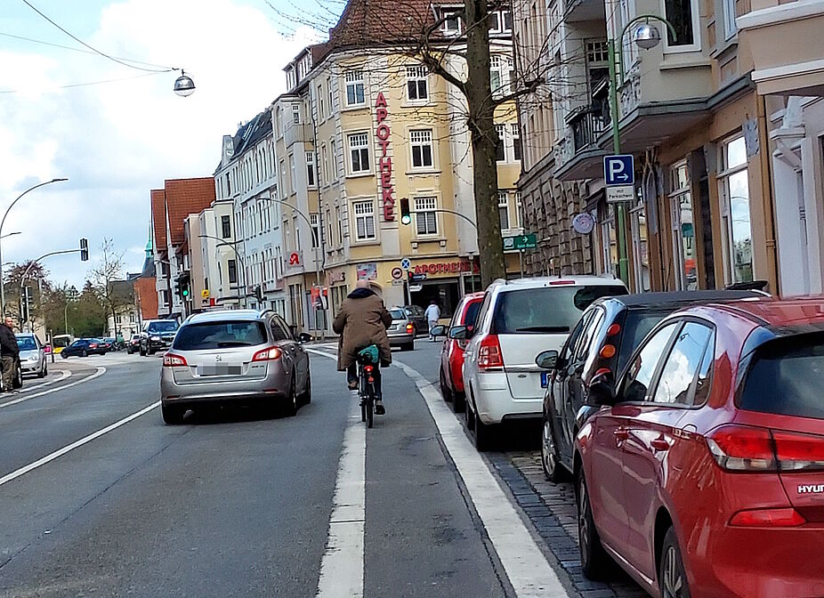 Hafenstraße im Norden: Sicherheitsstreifen und Radfahrstreifen zu eng Hafenstraße im Norden: Sicherheitsstreifen und Radfahrstreifen zu eng