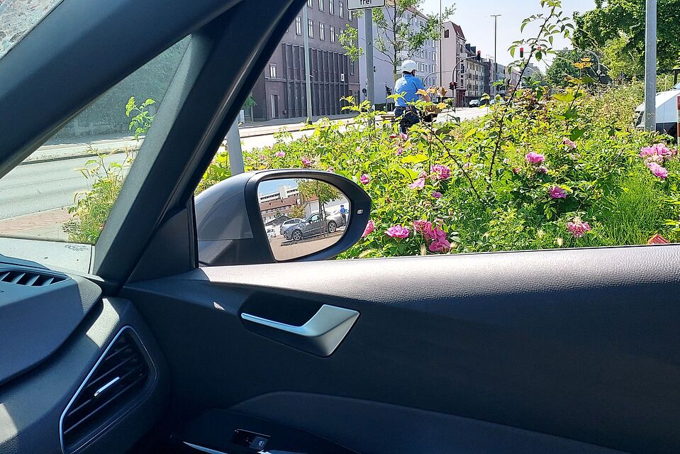 Eingeschränkter Blick aus dem Seitenfenster eines PKW auf den Radweg So schlecht war die Sicht aus dem Auto auf den Radweg