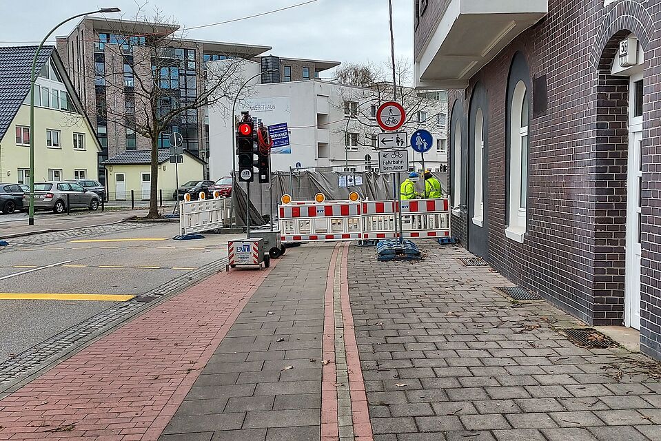 Baustelle mit plötzlichem Abbruch des Radweges ohne geregelt geänderte Radverkehrsführung Baustelle mit plötzlichem Abbruch des Radweges ohne geregelt geänderte Radverkehrsführung