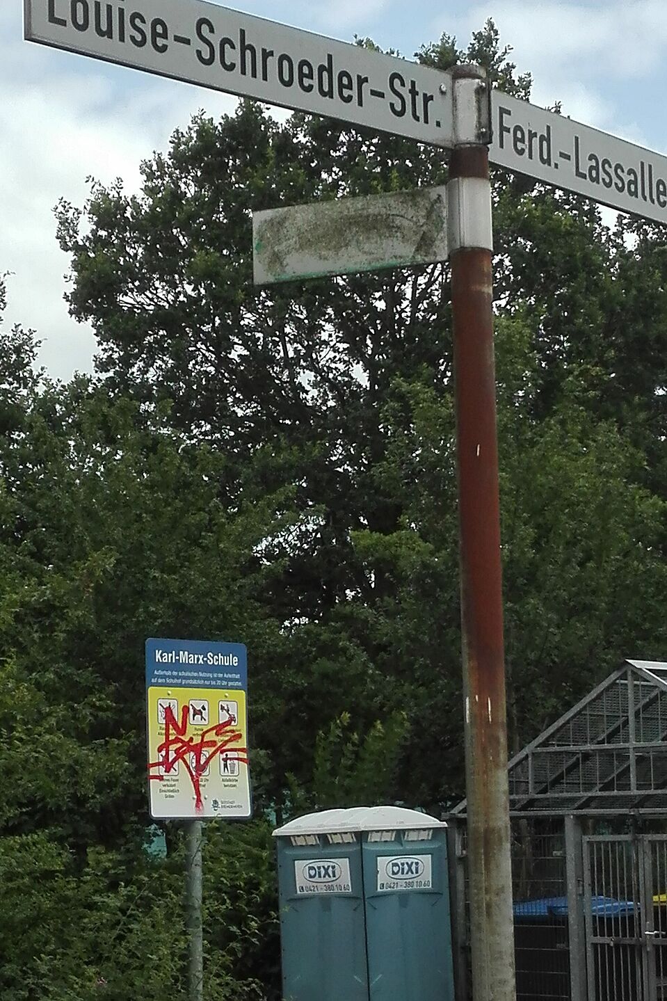 Vergammelter Radwegweiser Radwegweiser, Pflege