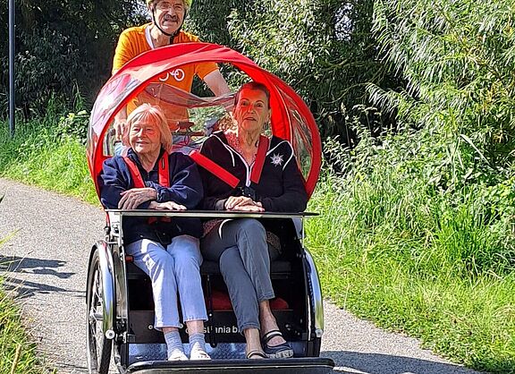 Fahrt mit der Rikscha durchs Grüne