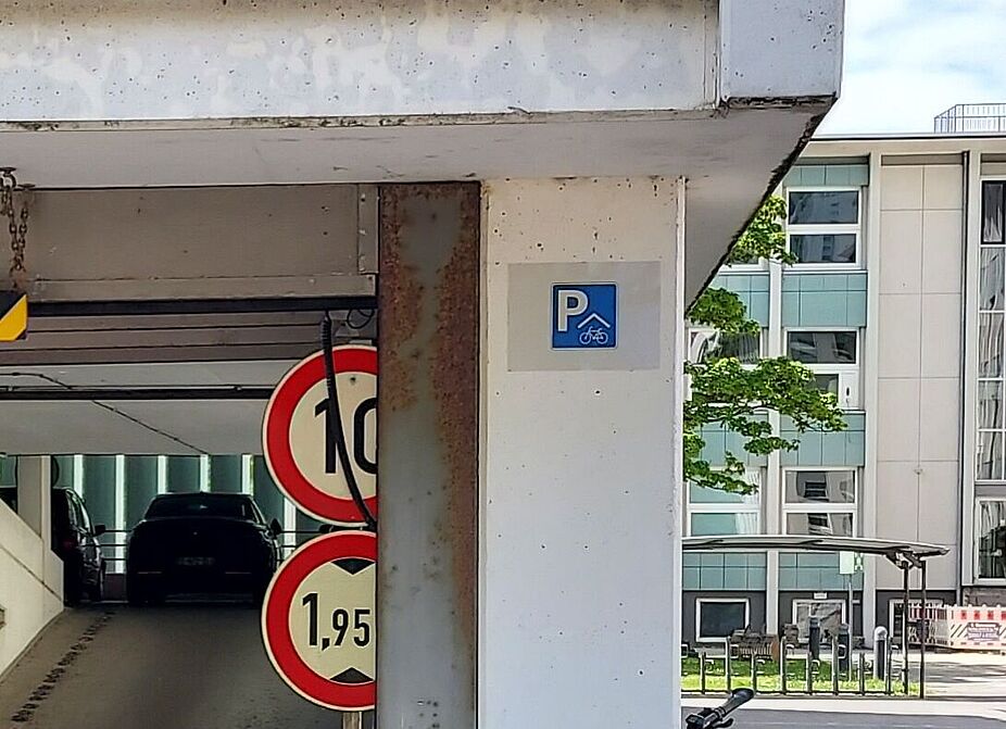 Jetzt endlich als Fahrradparkhaus erkennbar ! Jetzt endlich als Fahrradparkhaus erkennbar !