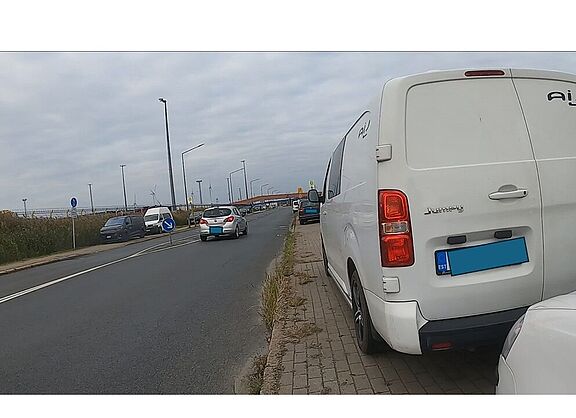 Völlig blockierte Rad- und Fußwege in der Straße Am Erzhafen