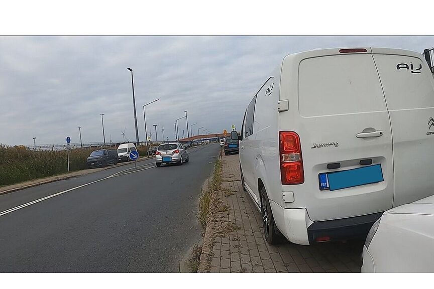 Völlig blockierte Rad- und Fußwege in der Straße Am Erzhafen Völlig blockierte Rad- und Fußwege in der Straße Am Erzhafen