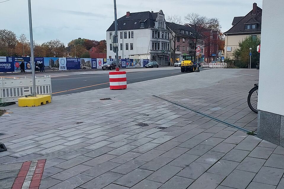 Vorn im Bild bricht dr Radweg an der Lindenalle ab. Die weitere Radverkehrsführung bleibt unklar. Vorn im Bild bricht dr Radweg an der Lindenalle ab. Die weitere Radverkehrsführung bleibt unklar.