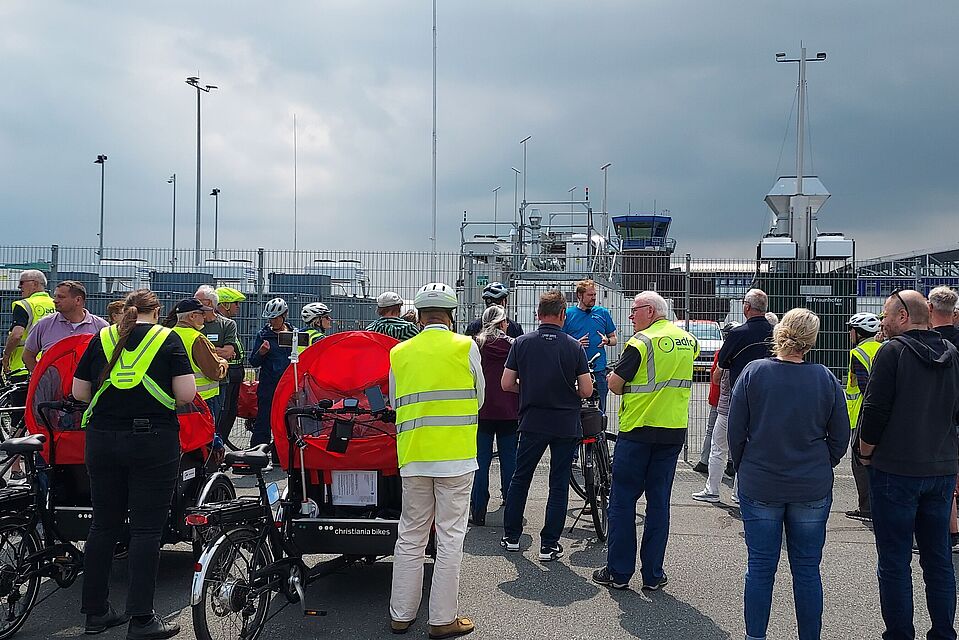 Teilnehmer der Wasserstoff-Radtour auf dem Elektrolyseur-Feld Teilnehmer der Wasserstoff-Radtour auf dem Elektrolyseur-Feld