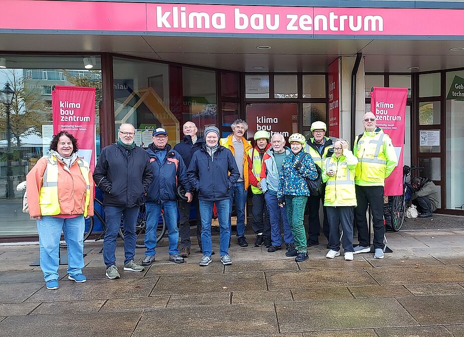 Teilnehmer*innen der Wärmepumpen-Radtour vor dem Klima Bau Zentrum Teilnehmer*innen der Wärmepumpen-Radtour vor dem Klima Bau Zentrum